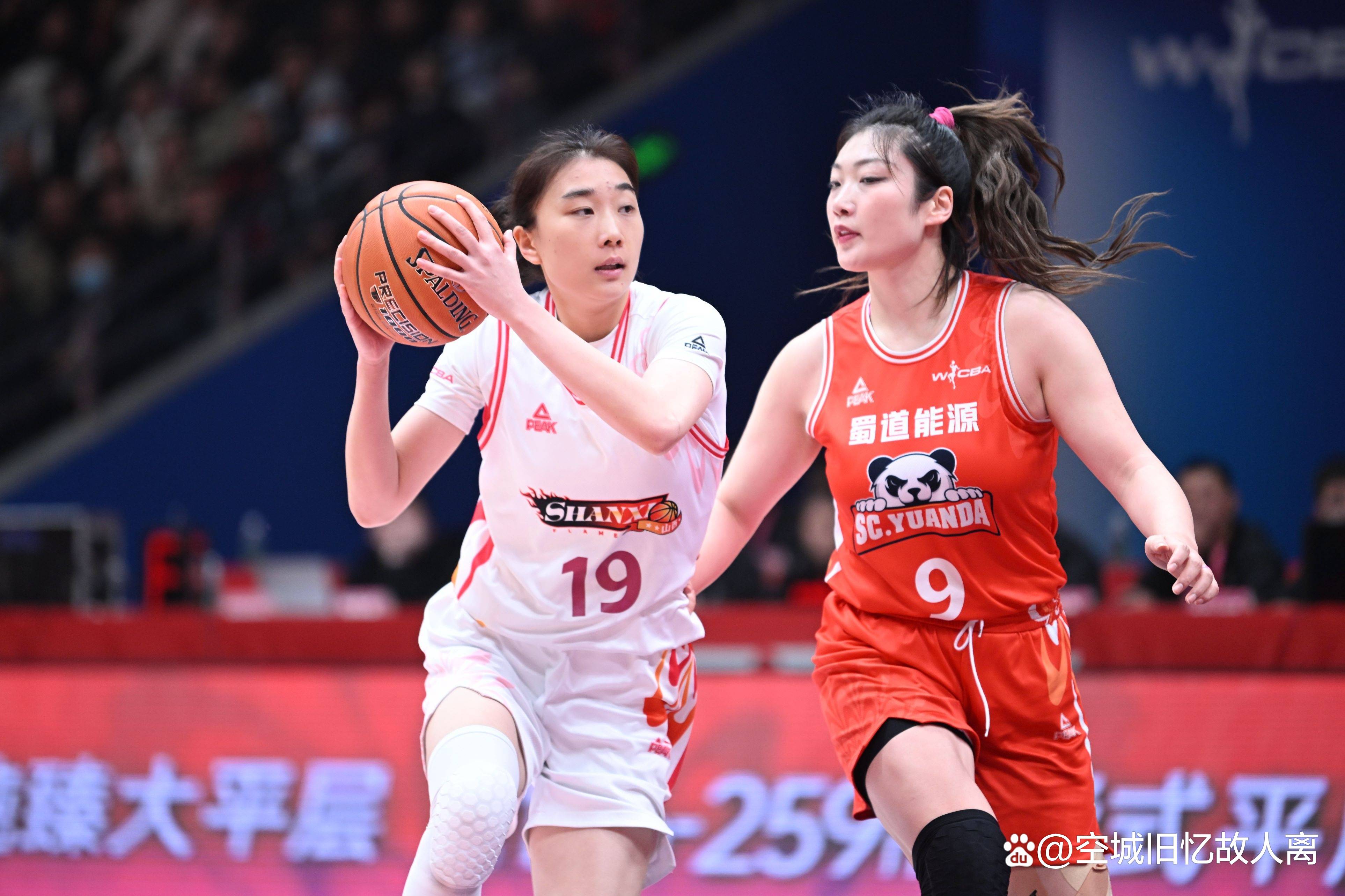 重庆女篮精彩表现，夺得关键胜利！