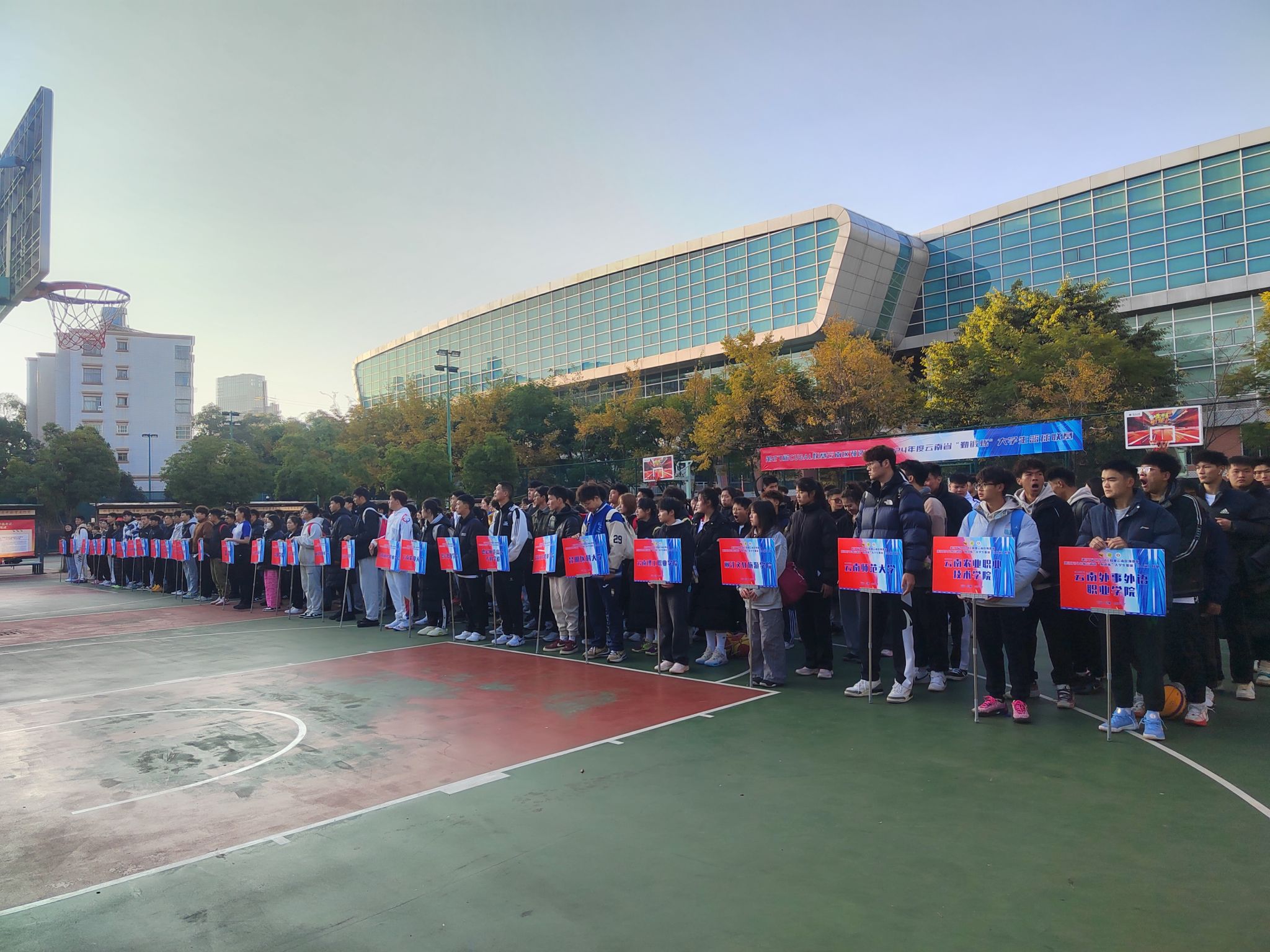 云南男篮队内士气高涨，球员备战氛围浓厚