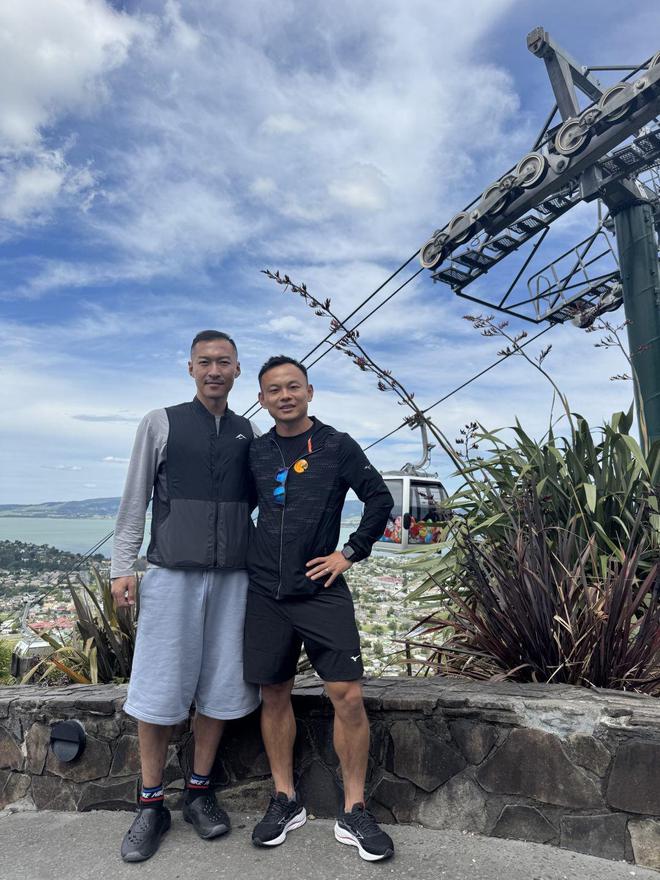 包含新西兰运动员互相扶持，团结应对强大对手的词条